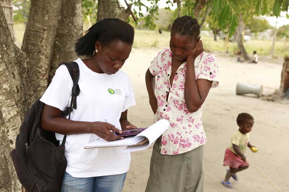 Una trabajadora del CISM entrevista a una madre en Manhiça (Mozambique)