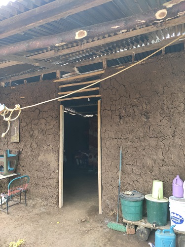 Vivienda de riesgo. Casa de bajareque house con abundantes grietas, el Bendito, Olopa. Mayo 2021